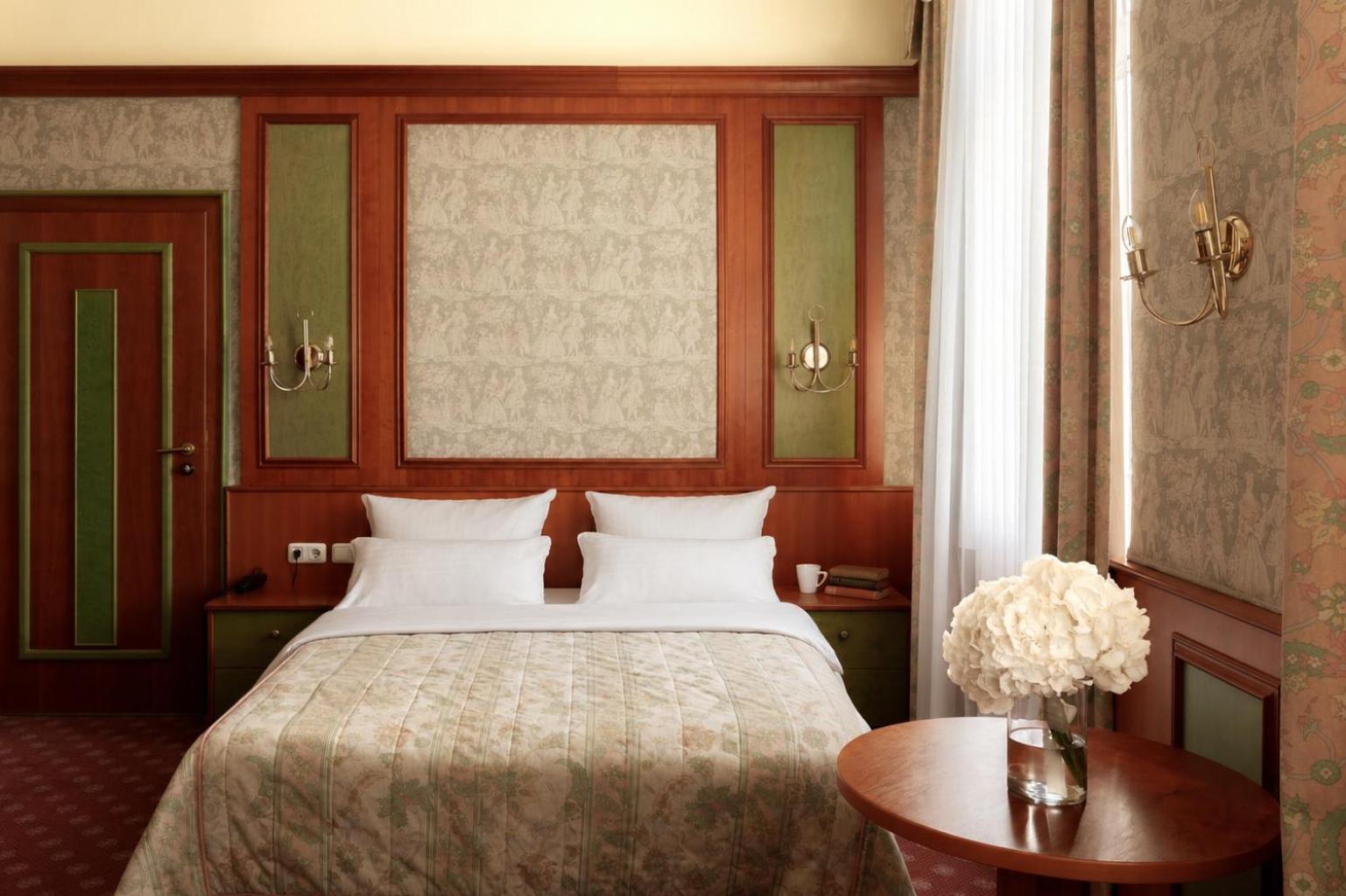 Zimmer mit Queensize-Bett und Gartenblick